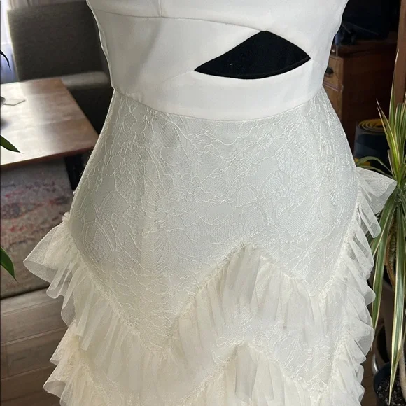 BCBG MAXAZRIA, sz 0, Ivory bridal/resort style of crêpe, lace and tulle. NWOT. - Picture 3 of 8